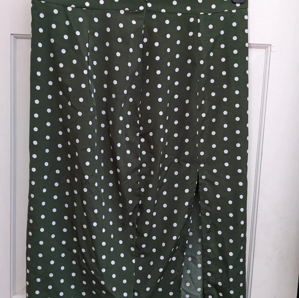 Green polka dot off shoulder top with split skirt by SHEIN, size 0XL (12) - Picture 3 of 5